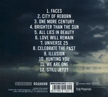 Liste von zwölf Titeln, darunter "FACES" und "CITY OF REBORN", vor einem wolkigen Himmel über einem ruhigen Wasser.