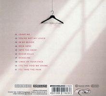 Trackliste: LEAVE ME, YOU'RE NOT MY LOVER, IN MY BLOOD. Schwarzer Bügel hängt an der Wand.