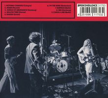 Titel der Songs mit Städtenamen, darunter "Nothing Changes (Cologne)", Gruppe spielt Musik auf Bühne, Frau mit Gitarre.