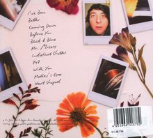 Eine Liste von Songtiteln auf handschriftlichem Hintergrund, umgeben von Polaroids und Blumenillustrationen.