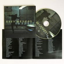 "KIEV STINGL XRINUIT". Ein CD-Cover neben einer Disc und offenem Booklet mit Texten. Alles in dunklen, gedämpften Tönen.