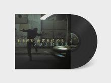 Text: "KIEV STINGL XRIN UIT". Eine Schallplatte mit einem unscharfen Foto von jemandem, der in einer dunklen Straße tanzt.