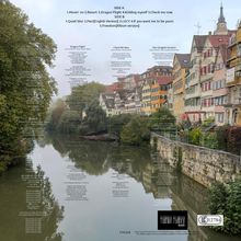 Oben eine Titelliste. Unten dicht beschriebene Songtexte. Hintergrund: Fluss, Altstadthäuser am Ufer, viele Bäume.