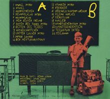 Tafel mit Titelliste, links A, rechts B. Ein Junge steht davor, Schultasche und Schultüte haltend, Bild retro gestaltet.