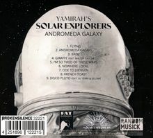 Ein Astronautenhelm im Weltall mit der Trackliste von "Yamirah's Solar Explorers: Andromeda Galaxy".