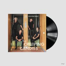 "INVINCIBLE" und "THE CREEPING CANDIES" auf einem Albumcover. Vier Personen in einem Gebäudeinterieur. Vinyl-Schallplatte sichtbar.