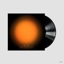 "kiil, SUNNY, EYES CLOSED." Eine Vinyl-Hülle zeigt einen verschwommenen, orange leuchtenden Kreis auf schwarzem Hintergrund.