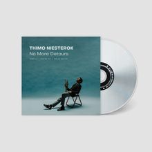 CD-Cover: "THIMO NIESTEROK - No More Detours". Mann sitzt seitlich auf Stuhl, hält Trompete, Hintergrund in Blau.