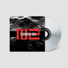 "Schwere See" steht in weißen Buchstaben vor stürmischen Meereswellen, darüber ein rotes grafisches Element. Beinhaltet eine CD.