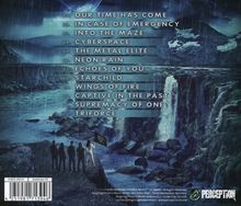 Titelliste eines Albums vor blauem, mystischem Berg- und Wasserfall-Hintergrund. Fünf Personen schauen in die Ferne.