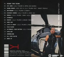 Textliste der Tracks von 1 bis 16. Rechts eine Frau in schwarzem Outfit vor einem Hubschrauber.