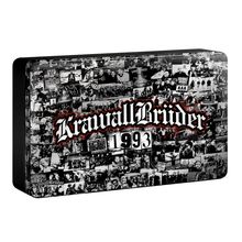 Text: "KrawallBrüder 1993". Hintergrund: Collage aus Schwarzweißfotos von Menschen und Szenen.