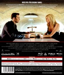 Neues Spiel für Catherine Tramell. Zwei Personen sitzen an einem Tisch und unterhalten sich intensiv in einem gewölbten Raum.