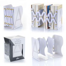 Flexibles A-Z Metall-Buchregal. Weißes Regal mit ziehharmonikaartigem Design und sichtbarem Buchstabe "A". Verpackungsbox.