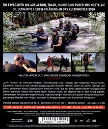 Ein explosiver Mix aus Action, Trash, Humor und purer VHS-Nostalgie. Soldaten waten bewaffnet durch Wasser; Kampfkunst-Szenen.