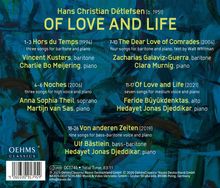 Hans Christian Détlefsen: OF LOVE AND LIFE. Titel und Mitwirkende zu einem musikalischen Werk auf abstraktem, blauem Hintergrund.