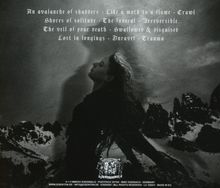 An avalanche of shudders. Eine Frau mit wehendem Haar vor schneebedeckten Bergen unter bewölktem Himmel.