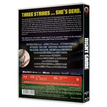 "THREE STRIKES... SHE'S DEAD." Thriller-Text über mysteriöse Mordserie in einem Vergnügungspark; Baseball als Motiv.