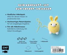 Text: "Dein Komplett-Set zum Sofort-Loslegen." Illustration eines gelben, gehäkelten Hasen mit Häkelutensilien auf blauem Hintergrund.