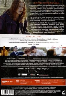 Oben steht: "EIN BLUTIGER MYTHOS". Unten: "AUSSTATTUNG". Eine Frau im Wald, unten Gruppenfoto mit vier Personen.