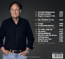 Ein Mann in dunkler Kleidung, neben einer Liste von 13 Songtiteln mit Zeiten.