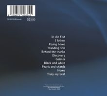 Texte: "In die Flut, I follow, Flying home, Standing still, Behind the trunks, Discovery, Geister, Black and white, Pearls and shards, Home, Truly my best." Blau-grauer Hintergrund.