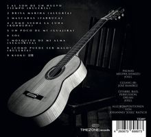 Trackliste der Songs in Spanisch und Japanisch, Gitarre lehnt an einen Stuhl, schwarze und weiße Gestaltung.