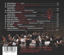 Es sind Titel und Komponisten von Musikstücken aufgelistet, daneben Zeitangaben. Unten: Orchester bei einer Probe.