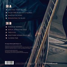 Links stehen die Titel von zwei Albumseiten mit je vier und fünf Songs. Rechts eine Nahaufnahme einer Gitarrenseite.