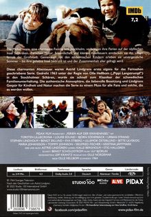 "Die Melkerssons, eine charmante Familie aus Stockholm... bis der Zusammenhalt aller gefragt wird." 
Zwei Kinder mit einem Hund.