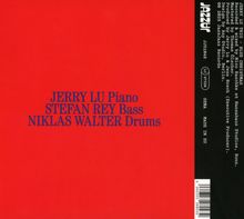 JERRY LU Piano, STEFAN REY Bass, NIKLAS WALTER Drums. Roter Hintergrund, Logo und Barcode rechts.