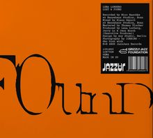 Oben rechts: "LENA LORBERG LOST & FOUND", Text auf schwarzem Hintergrund. Links: Schwarze Buchstaben auf orangefarbenem Grund.