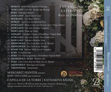 Trackliste von Morley bis Traditional, Künstler sind Capella de la Torre mit Katharina Bäuml. Blumen rechts neben Holztor.