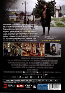 „Die italienische Antwort auf MIDSOMMAR“ – Filmstarts. Eine Frau steht nachdenklich auf einer ländlichen Straße.