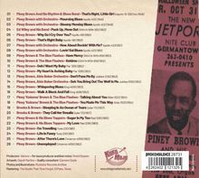 Trackliste mit Titeln von Piney Brown und anderen Künstlern. Ein rotes Plakat zeigt einen Mann und Werbung für eine Show. 