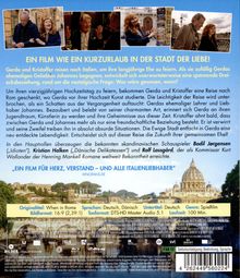 "Ein Film wie ein Kurzurlaub in der Stadt der Liebe! Gerda und Kristoffer reisen nach Italien, um ihre langjährige Ehe zu feiern."

Unten: Text zu Filmformat und Laufzeit. Drei Fotos: Szenen mit einem Paar. Hintergrund: Bild einer Stadt mit historischen Gebäuden.