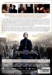 „Hochspannend, berührend – und erschreckend aktuell!“ Bild: Frau in Nonnenkleidung in belebter Straßenszene, historische Atmosphäre.