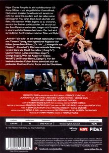 Major Charles Forsythe, hochdekorierter US-Offizier, kontrolliert seine Frau nach brutalem Vorfall. Thriller von Terence Young.