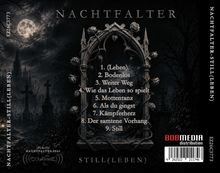 "NACHTFALTER STILL(LEBEN) 1. (Leben) 2. Bodenlos 3. Weiter Weg 4. Wie das Leben so spielt 5. Mottentanz 6. Als du gingst 7. Kämpferherz 8. Der samtene Vorhang 9. Still." 

Gothisches Design mit Mond über Friedhof.