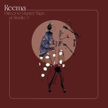 Text: "Reema Direct to Master Tape at Studio 3". Illustration: eine Frau mit Kopfhörern spielt Gitarre im Studio.