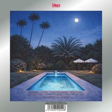 "Vibes sind vorhanden." Songtitel: "Side One" - Red Rivera, Juanles-Pins, usw. Ein Pool bei Nacht, umgeben von Palmen und Büschen.