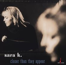 "sara k. closer than they appear" steht vor dem Bild einer Frau im Profil mit unscharfer, naher Gesichtsaufnahme.