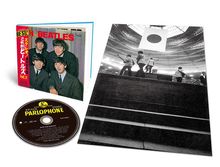 Das Bild zeigt ein Magazin mit "THE BEATLES" und eine CD mit "PARLOPHONE". Daneben eine s/w-Fotografie einer Performance.