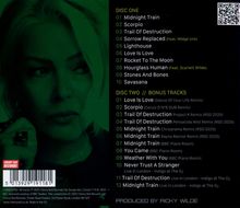 Zwei Disc-Tracklisten, darunter Bonus-Tracks und spezielle Remixe, dazu im Hintergrund ein Porträt einer Person.