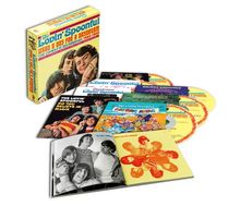 "The Lovin’ Spoonful" und "1964-1969" auf CD-Hüllen und Box. Enthält bunte Cover, Fotos und ein offenes Buch.