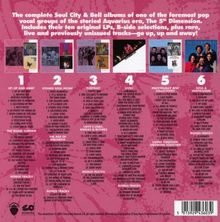 Ein Albumcover mit Tracklisten von "The 5th Dimension". Sechs Alben, jeweils mit Titeln und Bonus Tracks.