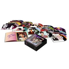 Mehrere CDs und ein aufgeschlagenes Booklet mit dem Namen Sheena Easton, dazu bunte CD-Cover und eine Box.