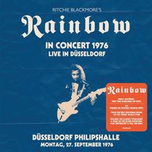 Texte: "Ritchie Blackmore’s Rainbow," "In Concert 1976," "Live in Düsseldorf," "Düsseldorf Philipshalle," "Montag, 27. September 1976." Musiker mit Gitarre im Hintergrund.