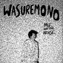 Texte: "WASUREMONO", "ME AND THE NOISE". Ein schwarz-weißes Bild mit einer Person vor einer rauschenden Hintergrundfläche.