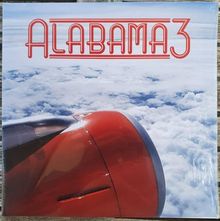 "ALABAMA 3" in roten Buchstaben. Eine Flugzeugturbine über Wolken.